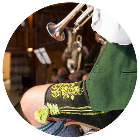 Nahaufnahme des Musikers in traditioneller Tracht